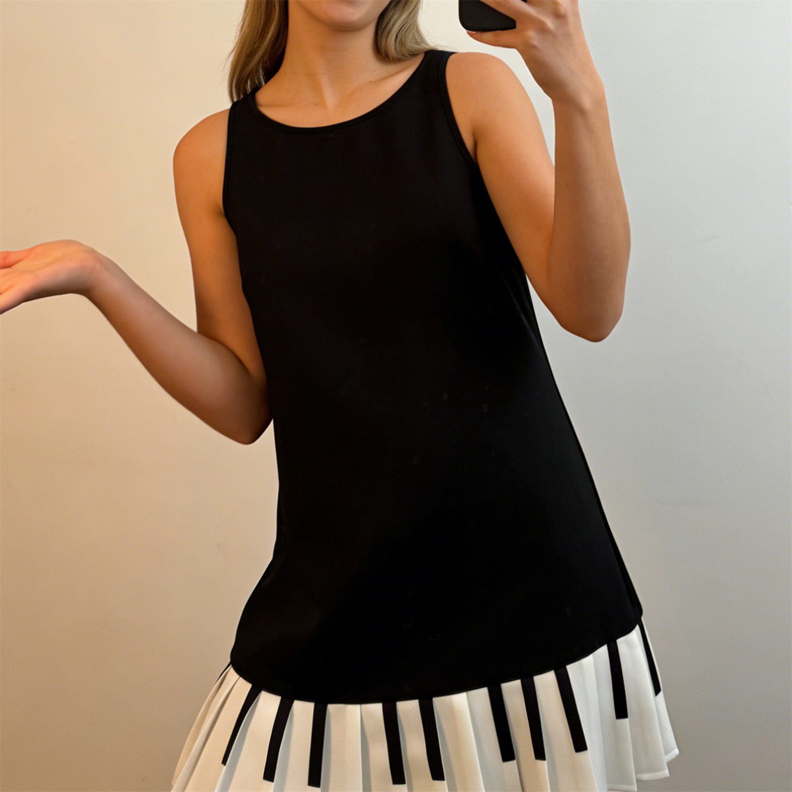Y2K Backless Halter Mini Dress - Женское плиссированное мини-платье Y2K с клавишами